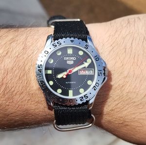 VINTAGE SEIKO 5 AUTO D/D BLACK WATCH